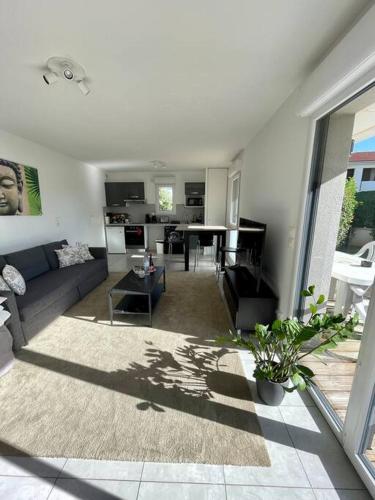 un salon avec un canapé et une table dans l'établissement La Roseraie Toulousaine avec parking privé, à Toulouse