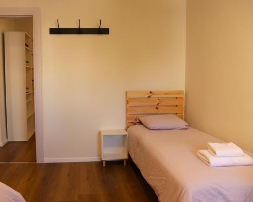 米茨佩·拉蒙的住宿－Desert Breeze，一间卧室设有两张床和木制床头板