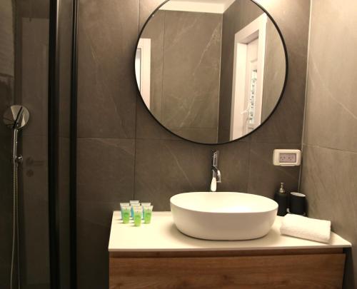 een badkamer met een wastafel en een spiegel bij Desert Breeze in Mitzpe Ramon