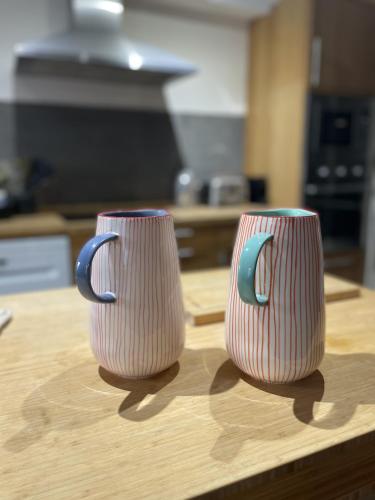 deux tasses assises sur une table en bois dans l'établissement Le Taurillou, à Taurize