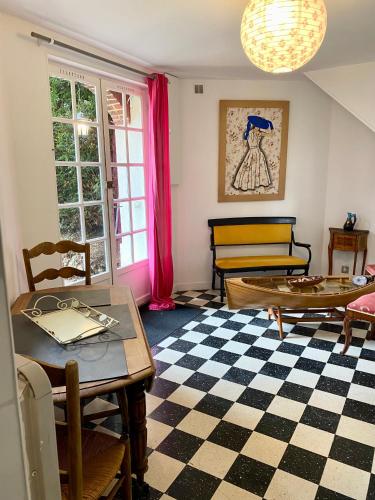 un salon avec un sol en damier dans l'établissement Maison Voltaire, à Bonsecours