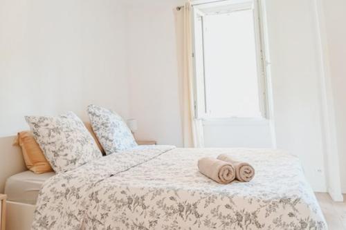 una camera da letto con un letto con due asciugamani arrotolati di 2 pièces de charme au coeur du village de CABRIS a Cabris