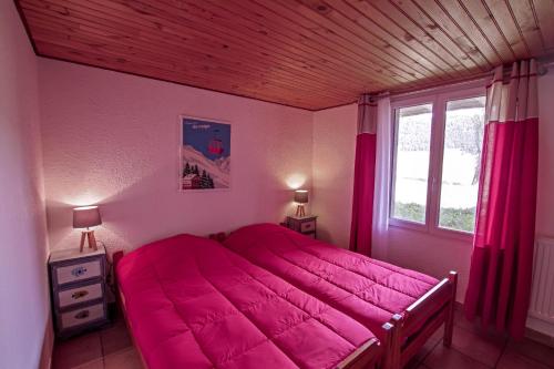 Katil atau katil-katil dalam bilik di GÎTE AU PIED PISTES LA QUILLANE