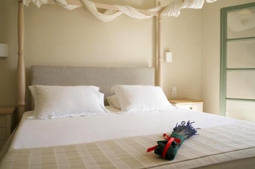 Una cama o camas en una habitación de Kores Aegina
