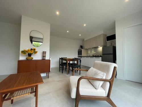 Il comprend un salon et une cuisine avec une table et des chaises. dans l'établissement Maison Particulière au Bono, au Bono