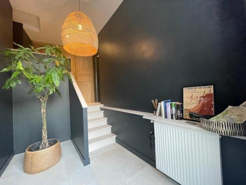 un couloir avec une plante en pot et un escalier dans l'établissement Maison Particulière au Bono, au Bono