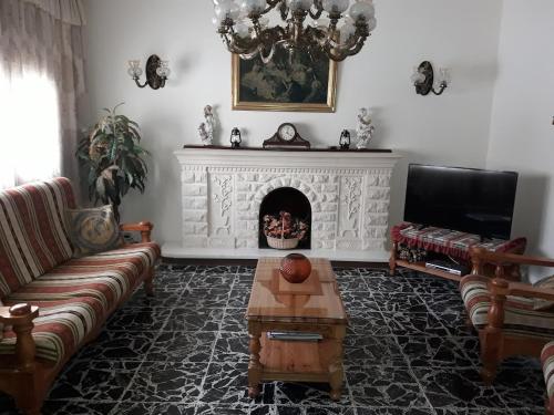 un soggiorno con divano e camino di Palma Residence with Communal Pool a Sannat