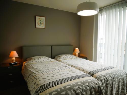 ein Schlafzimmer mit einem Bett und einem großen Fenster in der Unterkunft Odyssey II 0203 in Bredene