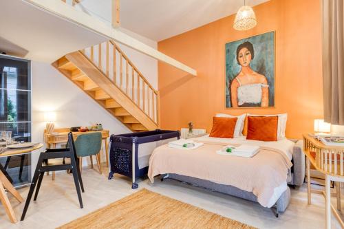 - une chambre avec un lit, un bureau et un escalier dans l'établissement Maury - Luxury Loft - Heart of Montparnasse, à Paris