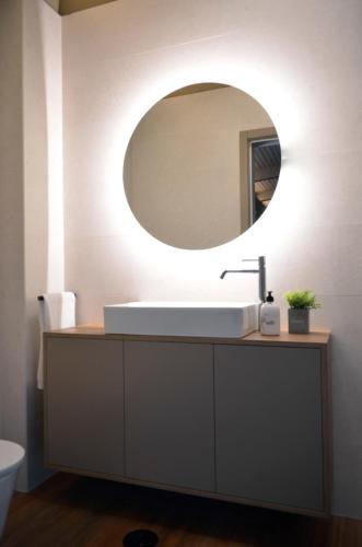 a bathroom with a sink and a mirror at Abrigo do Moleiro in Ribeirão