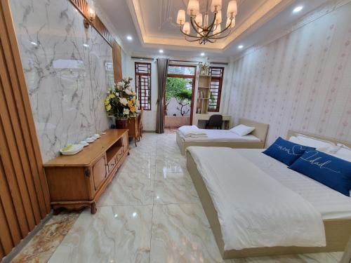 Habitación de hotel con 2 camas y espejo en Linh's Home 101 Phòng riêng tiện nghi, en Tân Ðiền