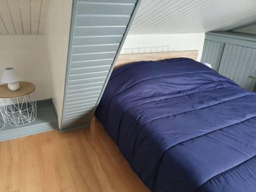 a bedroom with a purple bed in a room at La Cantraigne gite de 6 à 8 pers. in Audembert