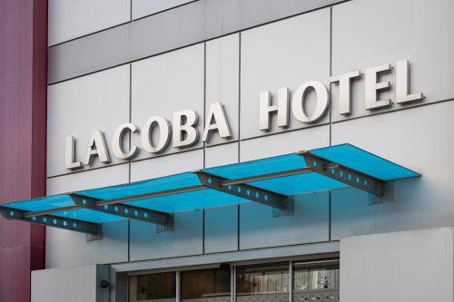 znak hotelowy na boku budynku w obiekcie Lacoba Hotel w Atenach