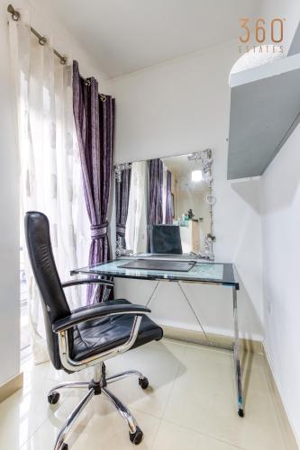 Cosy, fully equipped 1BR home with Private Balcony by 360 Estatesにあるテレビまたはエンターテインメントセンター