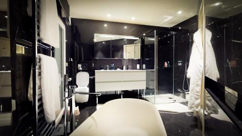 une salle de bain avec une douche, des toilettes et un lavabo dans l'établissement Villa White, à Saint-Tropez