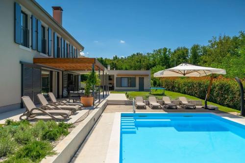 Kolam renang di atau dekat dengan Modern villa Fritula with pool in Vizinada