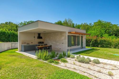 Taman di luar Modern villa Fritula with pool in Vizinada