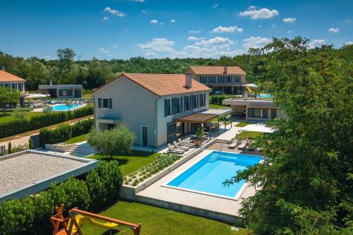 Kolam renang di atau dekat dengan Modern villa Fritula with pool in Vizinada