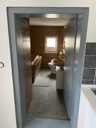 ein Badezimmer mit einem WC, einer Badewanne und einem Waschbecken in der Unterkunft Zimmervermietung M.Simon in Ronnenberg