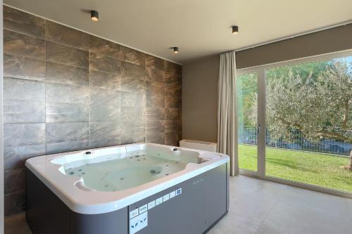 Fotografie z fotogalerie ubytování Modern villa Grgo with pool and jacuzzi in Tinjan v destinaci Tinjan