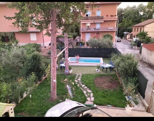 - une vue aérienne sur une cour avec une piscine dans l'établissement Dante alighieri, à Villa Colle Onorato