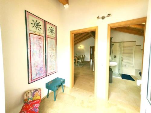 ein Wohnzimmer mit einem Sofa und ein Zimmer mit einem Waschbecken in der Unterkunft Ferienwohnung Chiemseezauber 
