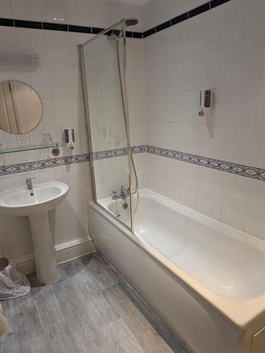 Bilik mandi di Charles Cotton Hotel