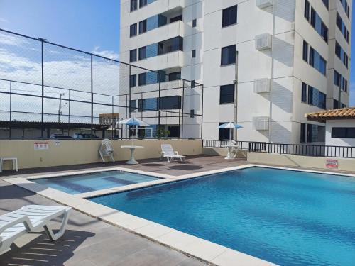 uma piscina em frente a um prédio em LAZER NA ATALAIA em Aracaju