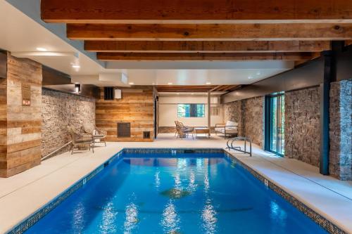 una piscina en una casa con paredes y techos de madera en The Incline Lodge, en Incline Village