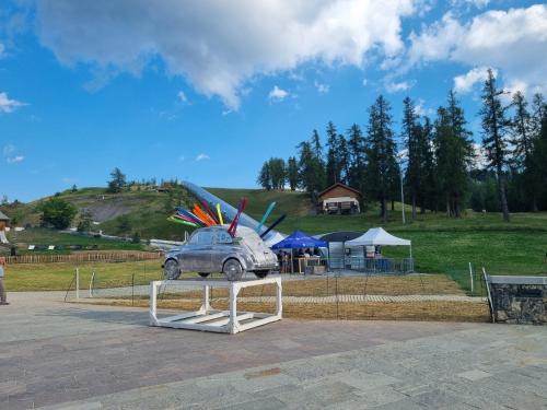 a small car on a table in a park at 2 pièces au pied des pistes in Guillaumes