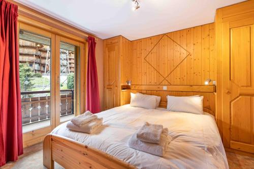 ein Schlafzimmer mit einem Bett mit zwei Handtüchern darauf in der Unterkunft Beauvoir 318 in Verbier