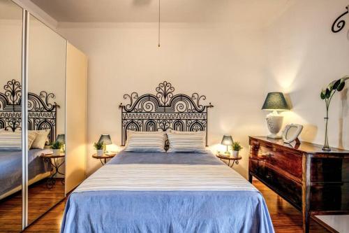 um quarto com uma cama grande e uma grande cabeceira. em Retreat of the Senses em Massa Lubrense