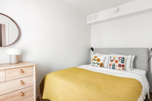 Postel nebo postele na pokoji v ubytování Cosy Urban Home in Stockholm