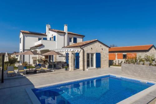 Modern villa Camelia with pool in Porec