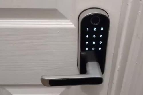 un mando a distancia en la puerta de un refrigerador en Private room in 4 bedroom Ground Apartment near Subway en Brooklyn