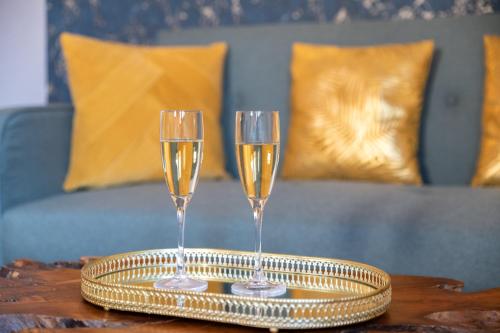 twee glazen champagne op een dienblad op een tafel bij Le Romantique jacuzzi centre ville in Rouen