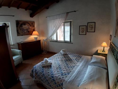 Villa Saturnia في ساتورنيا: غرفة نوم بسرير ونافذة