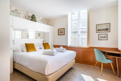 1 dormitorio con 1 cama y 1 silla azul en La Réserve de Salon de Provence, en Salon-de-Provence