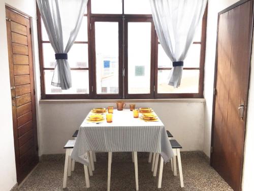 a table with a white table cloth and drinks on it at Santa Cruz in Silveira