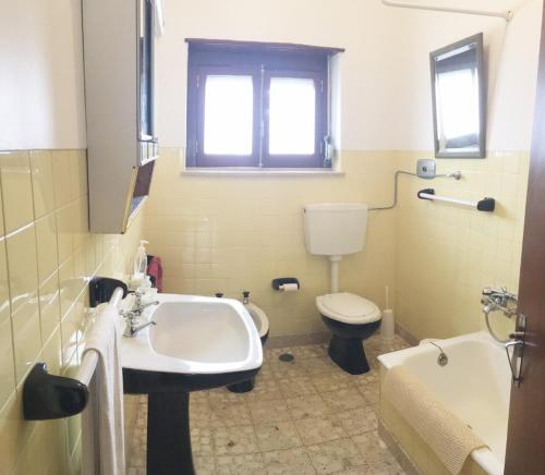 a bathroom with a sink and a toilet at Santa Cruz in Silveira