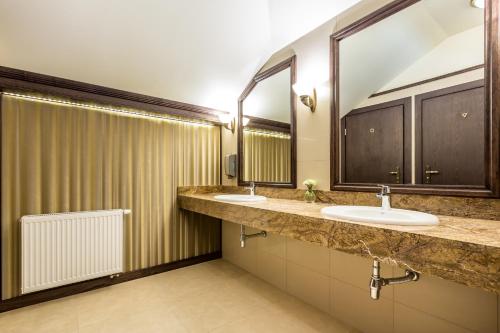 A bathroom at Hotel Krzyski