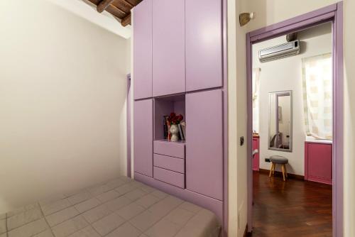 een kamer met een paarse kast en een bed bij Lovely Apartment ad un passo da Piazza del Popolo! in Rome