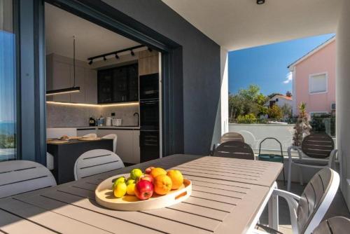 Annabel's Luxury Apartment with private pool, jacuzzi and sauna