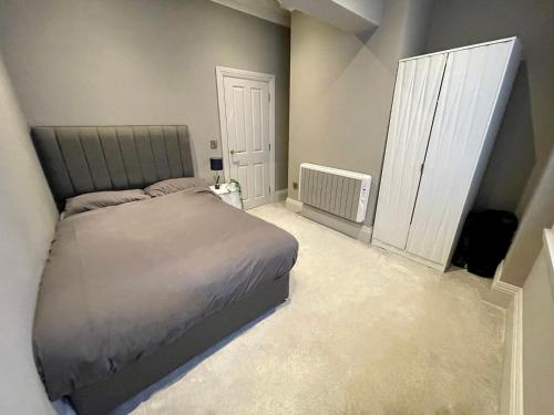 A bed or beds in a room at Stylish En-suite in the heart of Manchester