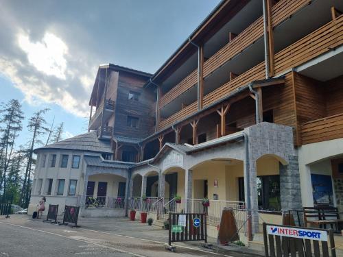 a building that is under construction on a street at 2 pièces au pied des pistes in Guillaumes