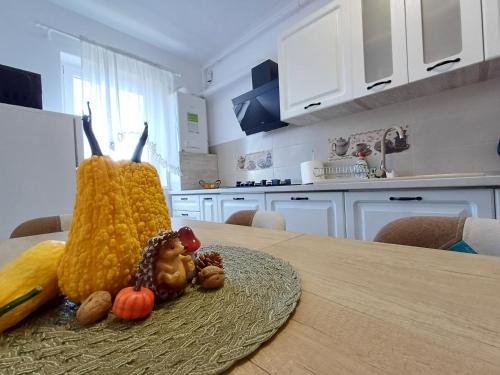 a table with a giant ear of corn on it at Apartament Ramonte in Zărneşti