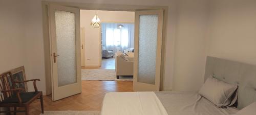 ein Schlafzimmer mit einem Bett und ein Wohnzimmer in der Unterkunft Luxury Apartment 3 Rooms in Bukarest