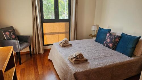 1 dormitorio con 1 cama con toallas en Serenity Apartment - Free Parking, en Santa Cruz