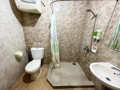 een badkamer met een toilet, een douche en een wastafel bij Galeri Ciumbuleuit Apartment 1 2BR 1BA - code 12B in Bandung