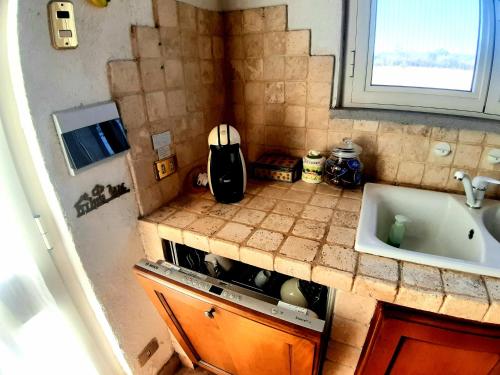 uma cozinha com um lavatório e uma bancada em Villa Saturnia em Saturnia